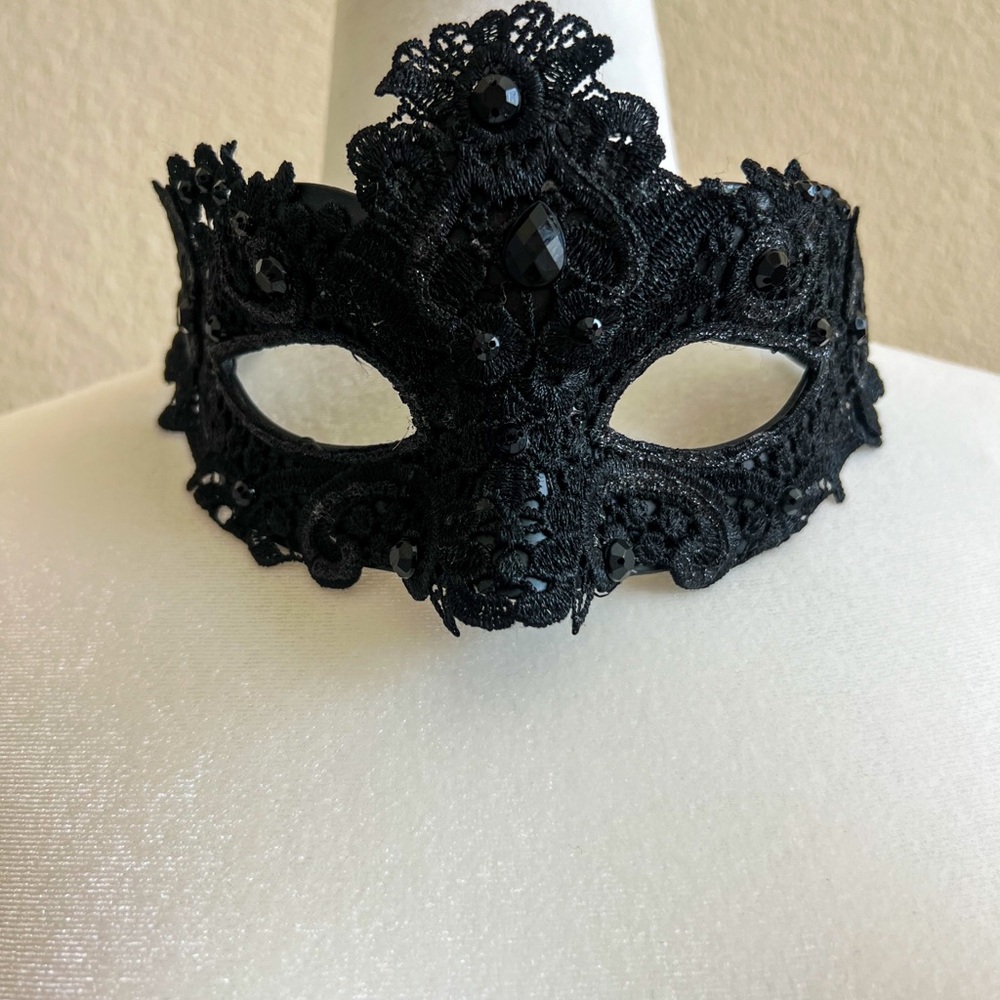 Masquerade Black Lace Face Mask 🖤
